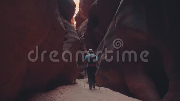 徒步旅行徒步旅行在深槽峡谷干燥河床与橙色光滑砂岩视频的预览图