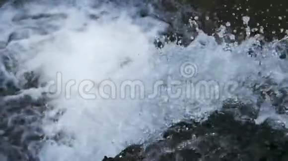 水流的慢动作镜头视频的预览图