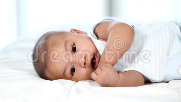 床上用手指在嘴上缓慢移动小婴儿视频的预览图