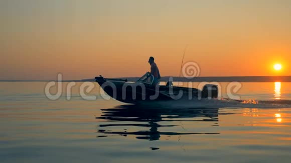 日出水景有渔船和两个人在里面视频的预览图