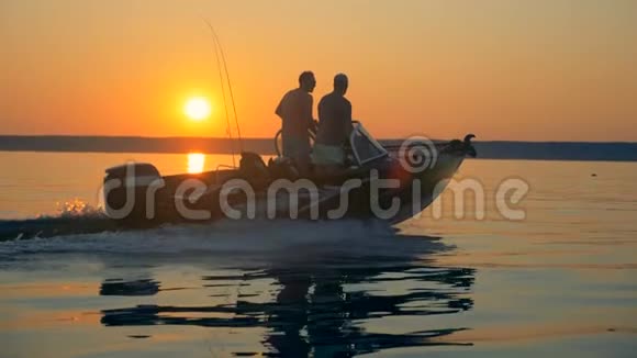 两名渔民乘坐快艇穿越日出水景视频的预览图