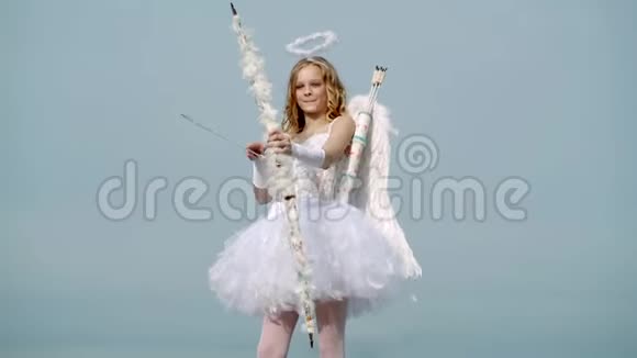 情人节的概念在轻盈的背景下打扮成天使箭和翅膀有天使翅膀的天真女孩视频的预览图