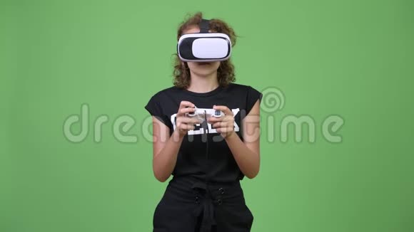 年轻快乐美丽的书呆子女人在玩游戏时使用虚拟现实耳机视频的预览图
