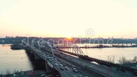 基辅公路桥上日落视频的预览图