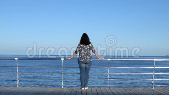 4阳光海日那个女人看着大海天空非常蓝视频的预览图