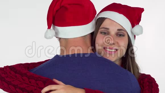 美丽的圣诞女人闭着眼睛微笑着拥抱她的男朋友视频的预览图