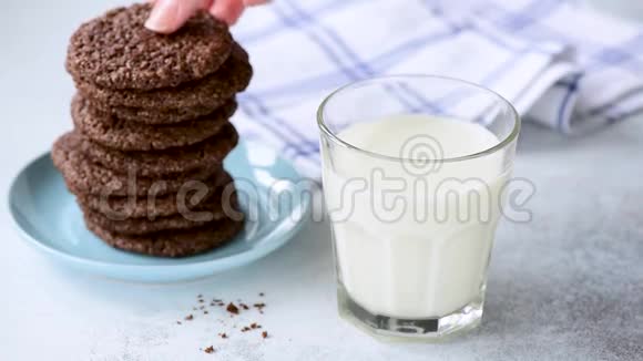把巧克力饼干放进牛奶里视频的预览图
