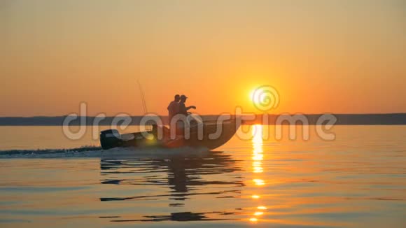 阳光下的湖被两个渔民穿越视频的预览图