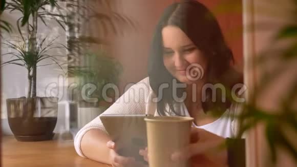饱餐一顿的白种人少女瞥了一眼普兰谢特在窗边喝着咖啡视频的预览图