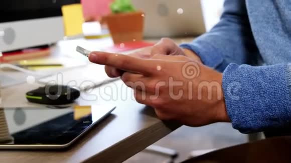 男人靠在桌子上用手机写字视频的预览图