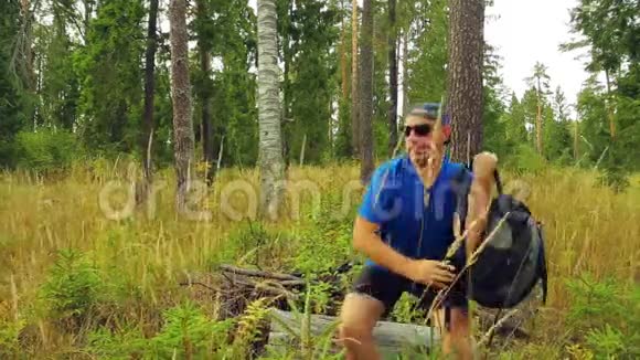 森林里的一个男游客穿上背包出发旅行视频的预览图