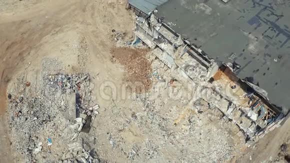 拆除旧房子的俯视图地震后的无人机射击空中镜头视频的预览图