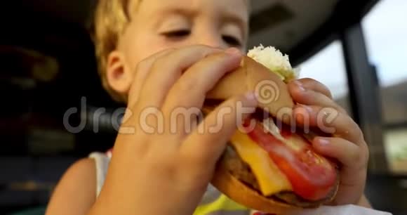 孩子吃汉堡快餐概念视频的预览图