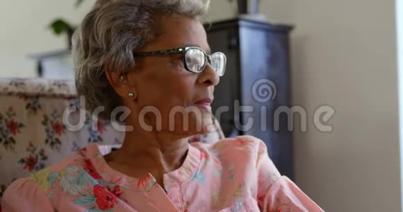 高加索老年妇女在疗养院放松的正面景色视频的预览图