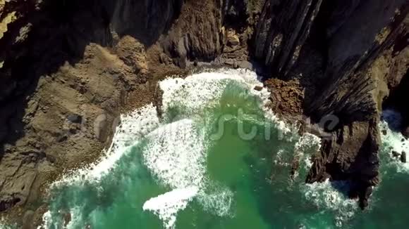 岩石中的热带海湾视频的预览图