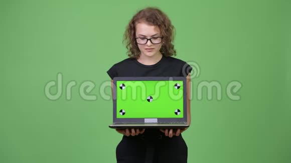 年轻漂亮的书呆子女人带着笔记本电脑看上去很震惊视频的预览图