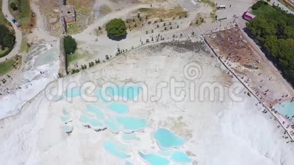 鸟瞰位于白色石灰石梯田上的温泉飞越土耳其帕穆卡莱的石灰华视频的预览图