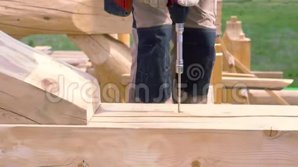 在房屋建造过程中用电动螺丝刀关闭工人剪辑木匠用手视频的预览图