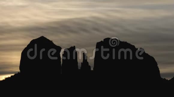 塞多纳岩层后神秘的太阳和云视频的预览图
