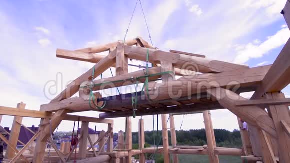 实木建筑实木设计屋剪辑用木梁建造木屋的过程视频的预览图