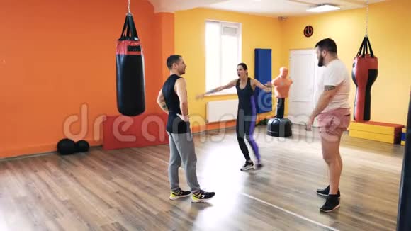 与私人教练合作去健身房健身中心健康俱乐部在拳击中练习和练习踢腿视频的预览图
