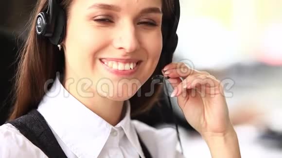 在呼叫中心工作的微笑女人的特写客户服务视频的预览图