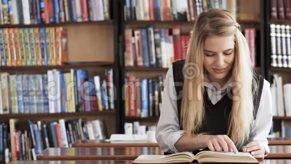 受过大学教育的成人女孩带着书本和微笑视频的预览图