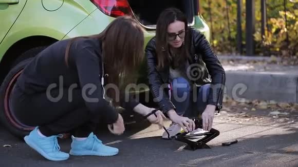路边的女孩学着换车胎视频的预览图
