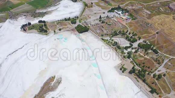 鸟瞰土耳其帕穆卡勒又称棉花城堡盛产德尼兹利省的矿物浴盆视频的预览图