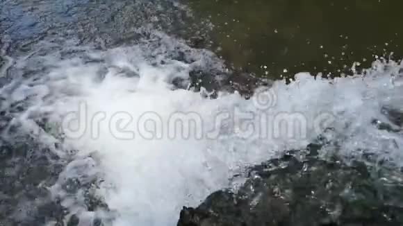 水流的慢动作镜头视频的预览图