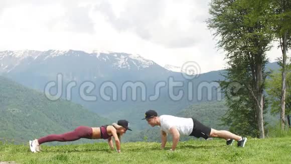 适合夫妇训练在美丽的夏季山背景与雪镐视频的预览图