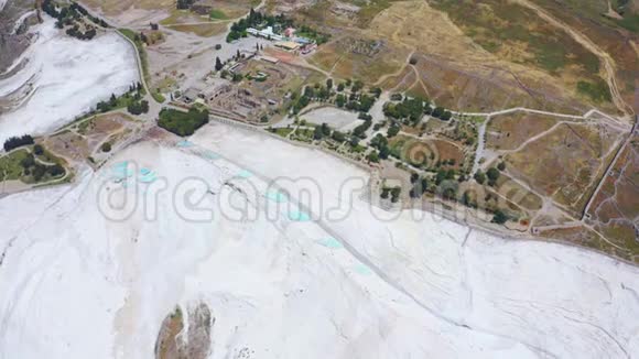 土耳其帕穆卡莱的顶部鸟瞰图又称棉花城堡盛产德尼兹利省的矿物浴盆视频的预览图