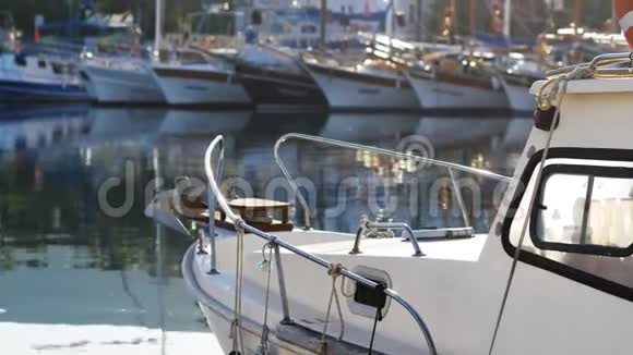 海湾的小型单人游艇背景上的游艇和船只视频的预览图