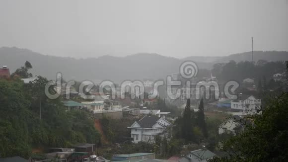 受台风和季风影响的山区小镇暴风雨雨季视频的预览图