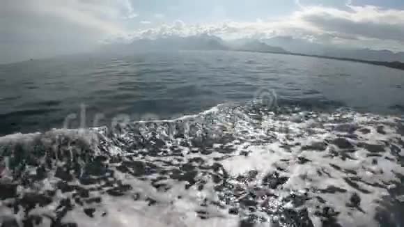 乘坐游艇在地中海水域航行视频的预览图