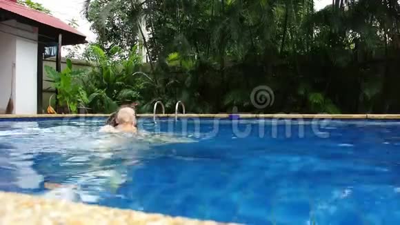 爸爸和孩子在游泳池里游泳视频的预览图