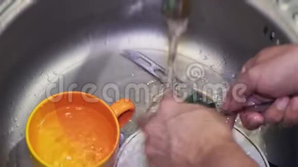 工人在厨房的特写镜头里洗碗视频的预览图