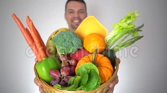 医生手中的新鲜有机蔬菜水果篮健康医学理念视频的预览图