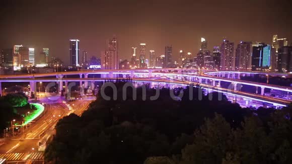 中国上海现代城市立交桥上繁忙交通的时间流逝视频的预览图