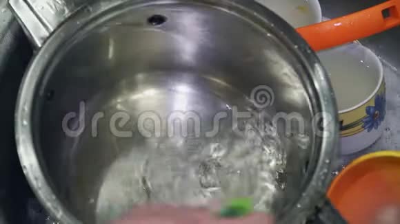 洗碗碟用洗脸盆特写镜头洗视频的预览图