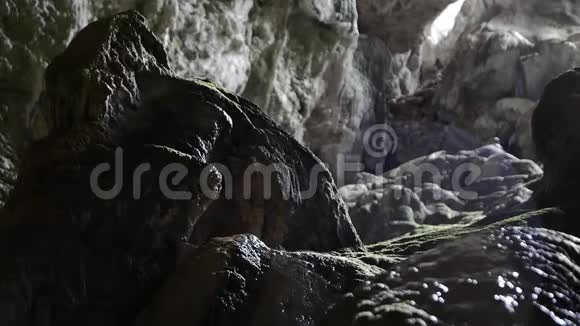 水滴在洞穴中的一个喷雾器上视频的预览图