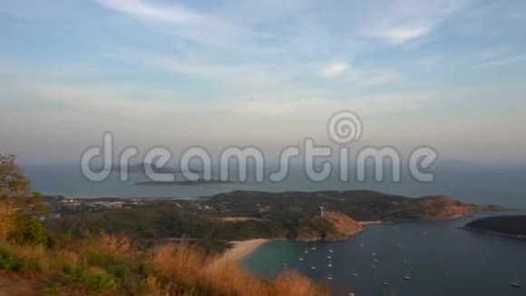 看看普吉岛上的黑岩湾和小岛屿的全景图视频的预览图
