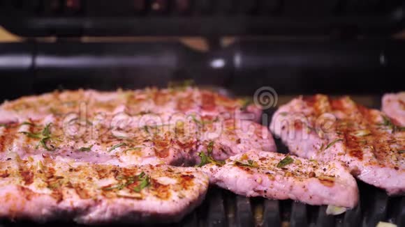 猪肉生产的特写烤架上煎的肉排视频的预览图