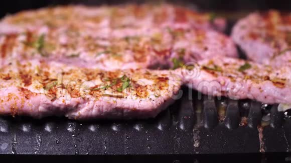 猪肉生产的特写烤架上煎的肉排视频的预览图