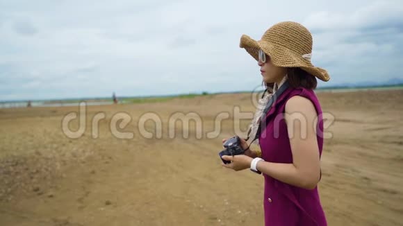 农村的流浪妇女用照相机拍照视频的预览图