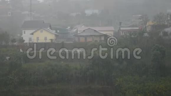 受台风和季风影响的山区小镇暴风雨雨季视频的预览图