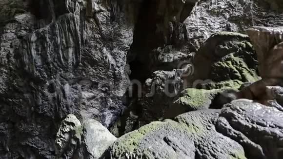 岩洞中由水形成的方解石沉积视频的预览图