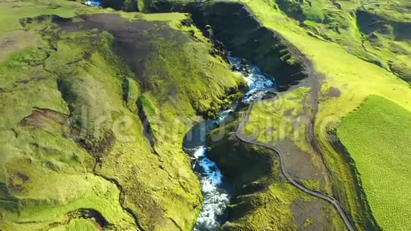 飞越冰岛南部埃亚法亚拉霍卡尔火山下的野山斯科加尔河视频的预览图