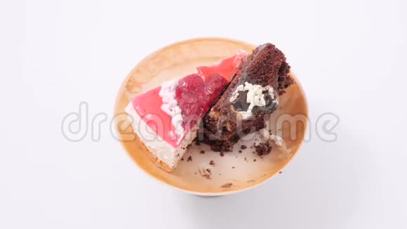 停止在盘子里吃蛋糕视频的预览图