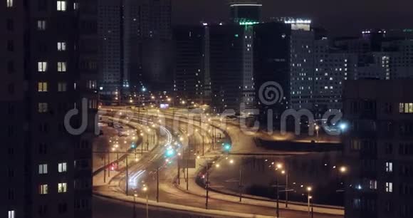 白俄罗斯明斯克大城市夜间交通滞后街道上灯火辉煌视频的预览图